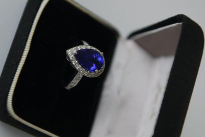 BAGUE en or blanc orné d'une tanzanite taillée...