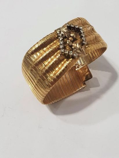 IMPORTANT BRACELET ruban en or jaune 750°...