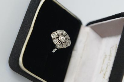 BAGUE en or gris ajourée 750° ornée de roses
Circa...