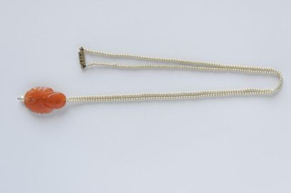 COLLIER sautoir de perles probablement fines...