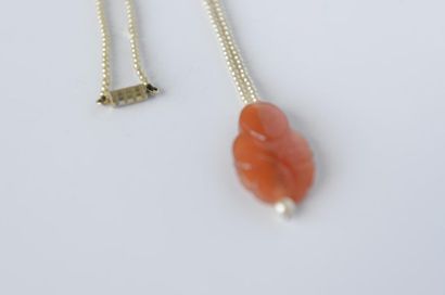 COLLIER sautoir de perles probablement fines...