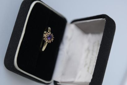 BAGUE en or jaune 750° ornée d'une améthyste...
