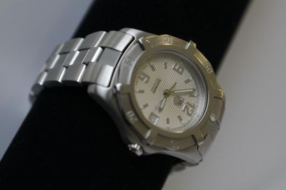 TAG HEUER 
Montre bracelet en acier à date...