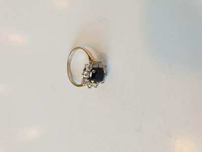 BAGUE marguerite en or gris 750° ornée d'un...