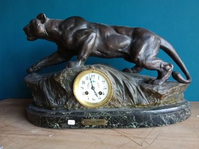 BOFFIL
Lionne aux aguets
Pendule représentant...
