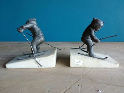 PAIRE DE SERRE-LIVRES représentant des skieurs...