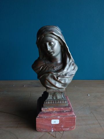 BUSTE en régule représentant la Vierge Marie...