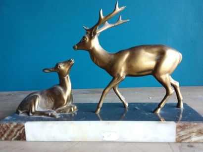 SUJET en régule représentant une biche allongée...