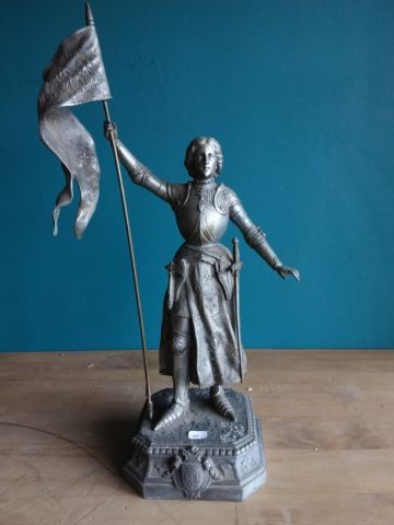 SUJET en métal représentant Jeanne d'Arc...