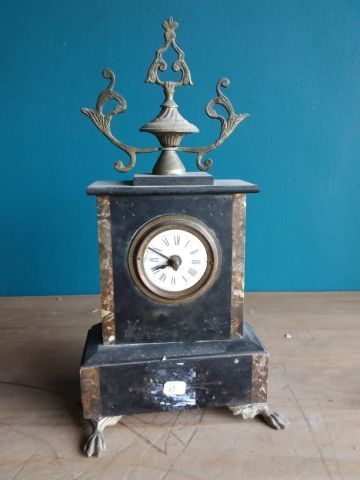 PENDULE borne en marbre noir et rouge, le...