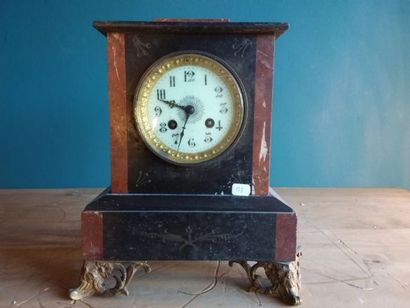 PENDULE borne en marbre noir et rouge, le...