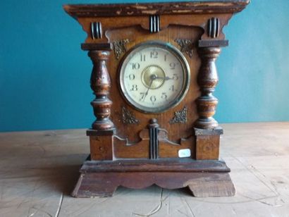 PENDULE en bois de style Henri II, le cadran...