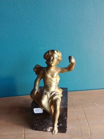 PETIT SUJET en bronze doré représentant un...