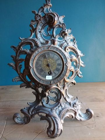PENDULE en métal, le cadran à chiffres romains,...