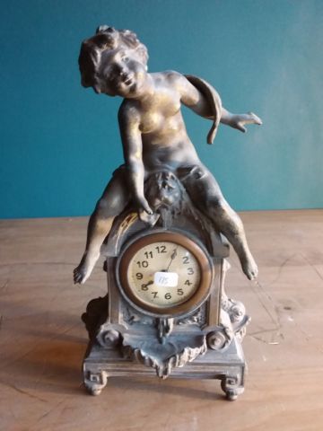 PENDULE en régule surmontée d’un petit amour,...
