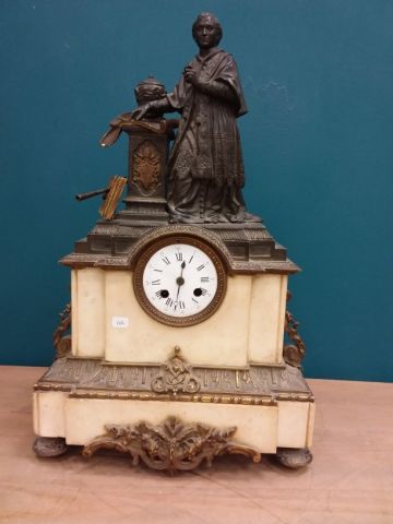 PENDULE en bronze, le cadran émaillé a chiffre...