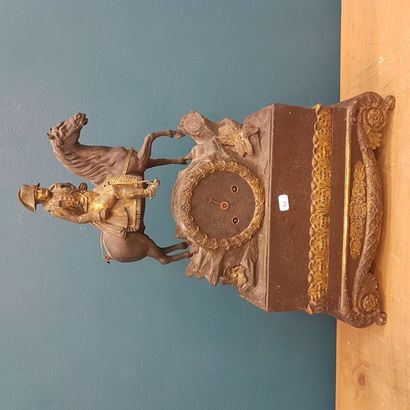 PENDULE en régule et laiton à décor de Napoléon...