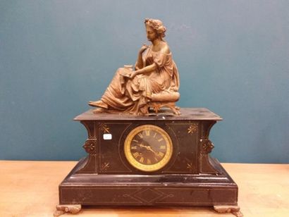 PENDULE en bronze doré et marbre noir, la...