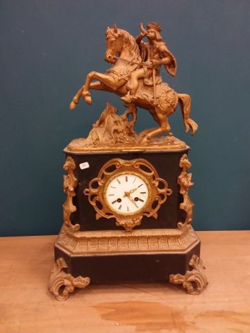 PENDULE en régule et métal doré représentant...