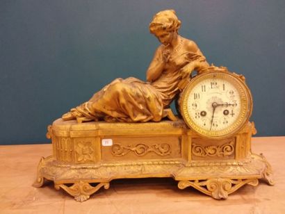 PENDULE en régule redoré,figurant une jeune...