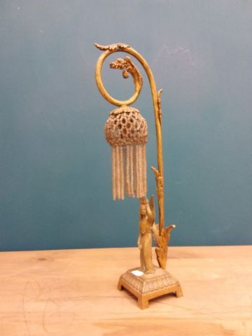 VEILLEUSE en bronze doré et perles à decor...
