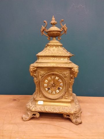 PENDULE en bronze doré neo gothique, le cadran...