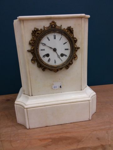 PENDULE borne en marbre blanc et bronze,...