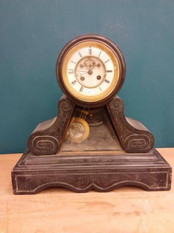 PENDULE en marbre noir, le cadran squelette...
