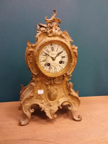 PENDULE en métal doré, le cadran à chiffres...