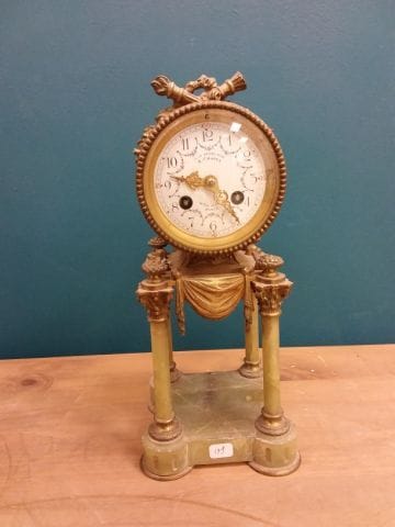PENDULE portique en onyx et bronze doré,...