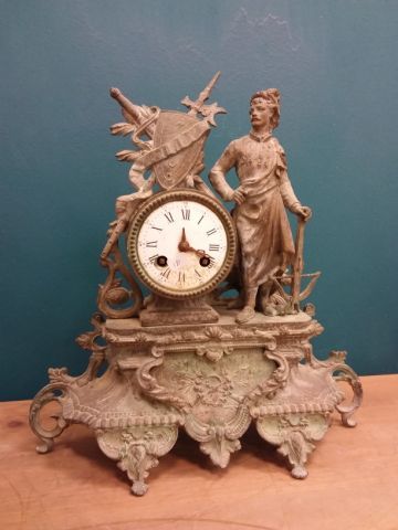 PENDULE en métal à décor d'une allegorie...
