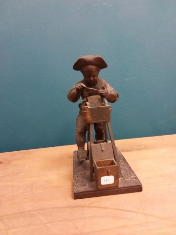 PETIT SUJET en bronze à patine brune représentant...
