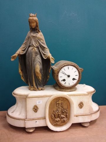 PENDULE en régule à decor de la vierge Marie,...