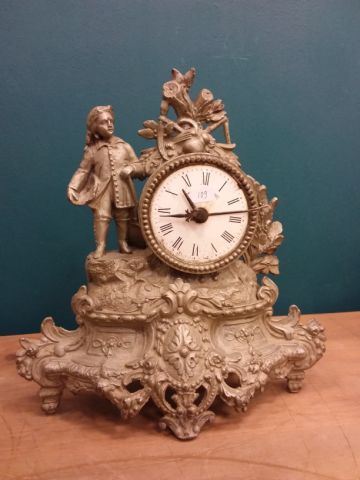PENDULE en métal à decor de jeune enfant,...