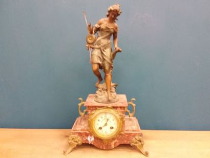 PENDULE en régule et marbre rose, figurant...