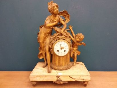 PENDULE en marbre blanc et régule doré, à...