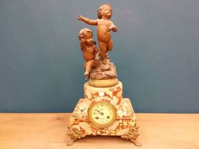 PENDULE en marbre et régule à deocr de deux...