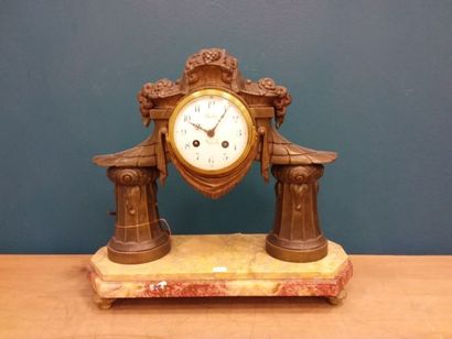 PENDULE en marbre et régule, à décor de fleurs...
