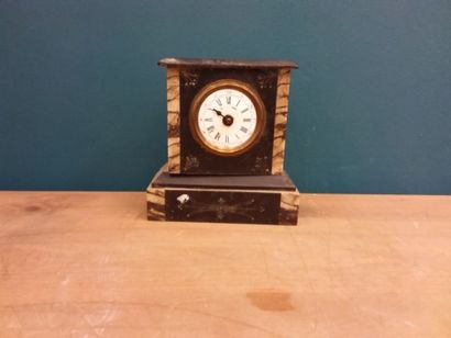 PETITE PENDULETTE borne en marbre bicolore...