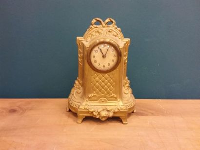 PETITE PENDULETTE en laiton à décor de ruban...