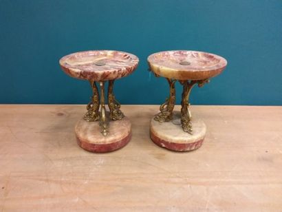 PAIRE DE CASSOLETTES en marbre et bronze...