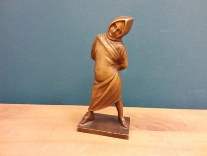 SUJET en bronze représentant une jeune fille...