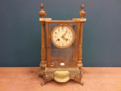 PENDULE portique en onyx et laiton à deux...