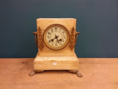 PENDULE borne en marbre blanc, le cadran...