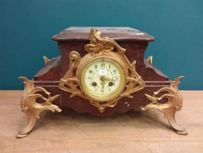 PENDULE en marbre rouge et bronze doré, le...