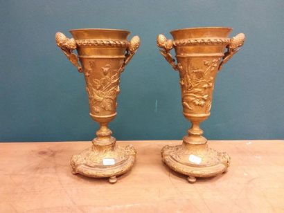 PAIRE DE VASES cornets en bronze à décor...