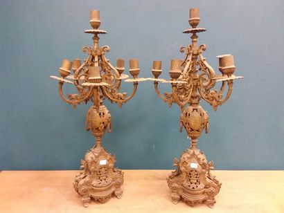 PAIRE DE CANDELABRES en bronze doré de style...