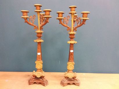 PAIRE DE CANDELABRES en bronze redoré à trois...