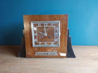 ZENITH
PENDULE en bois de placage à date.Modèle...