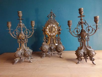 GARNITURE DE CHEMINEE en bronze doré comprenant...